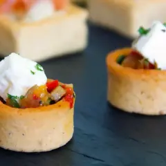 Mini tartaletki z warzywami i serem feta, idealne jako amuse bouche.