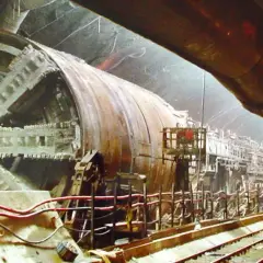 Gigantyczna wiertnica drąży tunel. Wyobraź sobie, że za kilka lat tą trasą pojedziesz eurotunel samochodem.