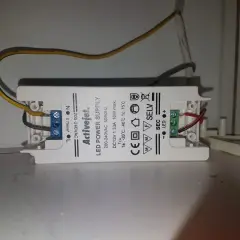 Zasilacz LED Activejet, po wyłączeniu zasilania, może powodować, że **ledy migają** z powodu pozostałego ładunku.