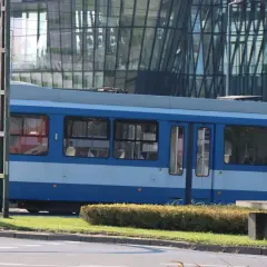 Niebieski tramwaj w Krakowie. Dowiedz się, jak kupić bilet na tramwaj w Krakowie, aby podróżować po mieście.