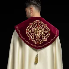 Szata liturgiczna z haftem IHS i kłosem zboża na aksamitnym kołnierzu.