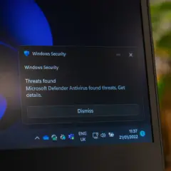 Komunikat "Windows Security" informuje o zagrożeniach. Zastanawiasz się, antimalware service executable jak wyłączyć? Kliknij "Dismiss".
