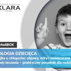 Uśmiechnięty chłopiec z uniesionym palcem, symbolizujący rozwiązanie problemu stulejki u dziecka. Poradnik dla rodziców.