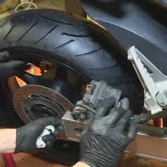 Ile kosztuje wymiana opon w motocyklu? Sprawdź, by nie przepłacić