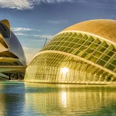 Edificios futuristas reflejados en el agua, parte de los impresionantes lugares turísticos de Valencia.
