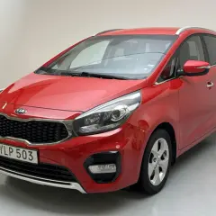 Röd Kia Carens, YLP 503, framifrån. En bil som kan ha ett kia carens problem, men ser fin ut.