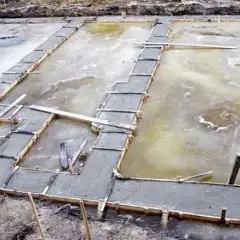 Czy można zostawić odkryte fundamenty na zimę bez ryzyka uszkodzeń?