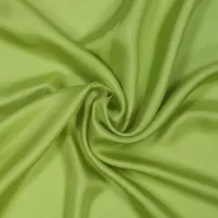 Drapé de tissu sergé vert pomme, doux et soyeux, formant des plis élégants.