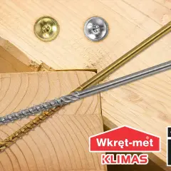 Dwa wkręty do krokwi, złoty i srebrny, leżą na drewnianych belkach. Zastanawiasz się, jaka długość wkrętów do krokwi będzie najlepsza?