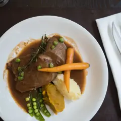 Danie z ozorków wieprzowych w sosie, z puree ziemniaczanym, fasolką i marchewką. Jak oczyścić ozorki wieprzowe?