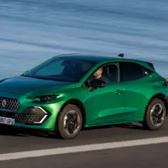 Voiture verte en mouvement, le conducteur semble satisfait. Un avis sur cette voiture GPL ?