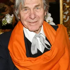 Wojciech Siemion, znany z wielu filmów, w pomarańczowym szalu i z szarym krawatem.