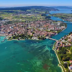 Blick über Konstanz, ein malerischer Ort am Bodensee, mit seinem Hafen, der Altstadt und dem glitzernden Wasser.