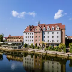 Idealne miejsce, gdzie na Mazury we dwoje. Hotel nad rzeką z tarasem i pięknym widokiem.