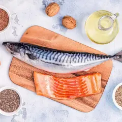 Makrill, laxfilé, valnötter, linfrön, chiafrön, hampafrön och en flaska olja – allt för att få i sig omega 3.