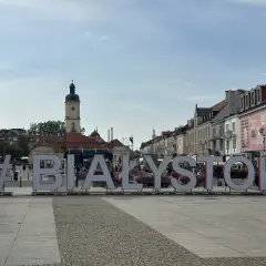 #Białystok na Rynku Kościuszki, sercu białostockiego starego miasta. W tle kamienice i wieża ratuszowa.