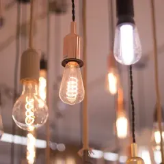 Varias bombillas Edison cuelgan, algunas con casquillo G9, creando un ambiente cálido y acogedor.