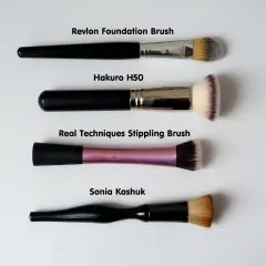 Cztery pędzle do podkładu różnych marek: Revlon, Hakuro, Real Techniques, Sonia Kashuk.