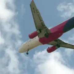 Ile alkoholu można przewieźć samolotem Wizz Air? Sprawdź limity i uniknij problemów