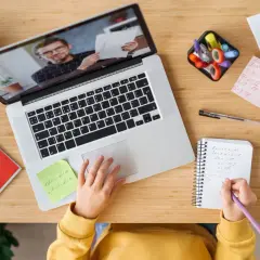 Na czym polega hybrydowe nauczanie? Kluczowe informacje i zalety