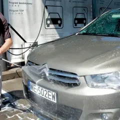 Jak prawidłowo myć auto, aby uniknąć zarysowań i uszkodzeń