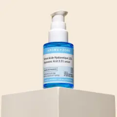 Flacone di siero Aroma Zone con acido ialuronico 3,5%. Per una pelle idratata e giovane, ricorda che il siero va risciacquato.