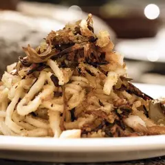 Piatto di pasta fresca con verdure croccanti, un'ottima idea su dove mangiare a Montepulciano per gustare sapori autentici.