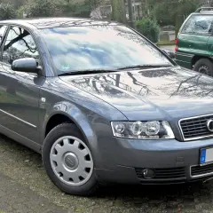Szary sedan Audi A4 B6 zaparkowany na zewnątrz.