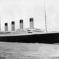 Ogromny statek RMS Titanic, symbol luksusu i inżynierii, pruje fale. Jego cztery kominy dymią, zapowiadając podróż, która na zawsze zmieni historię.