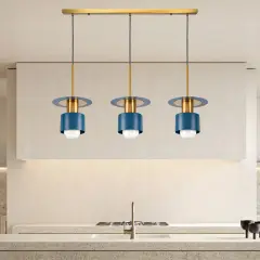 Elegante lámpara colgante 3 luces con detalles dorados y cilindros azul marino, ilumina una cocina moderna.