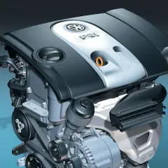 Silnik 1.6 MPI z logo VW i napisem FSI. Widoczne elementy układu paliwowego i paski napędowe.