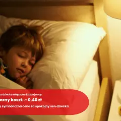 Chłopiec śpi spokojnie przy zapalonej lampce nocnej. Miesięczny koszt jej działania to zaledwie 0,40 zł, co pokazuje, ile prądu zużywa lampka nocna.