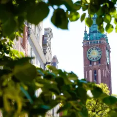 Wieża Ratuszowa w Gdańsku, jeden z pięknych polskich monuments, góruje nad ulicą.
