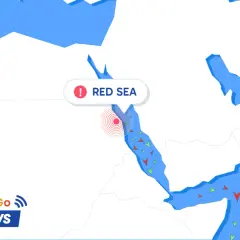Navi in movimento nel Mar Rosso, con un avviso di pericolo.