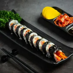Kimbap a sushi: Kluczowe różnice w ryżu, nadzieniu i smaku