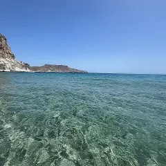 Aguas cristalinas y acantilados blancos en las piscinas naturales de Cabo de Gata. El mar turquesa invita a explorar este paraíso.