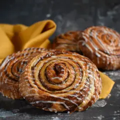 Pyszne cynamonki z lukrem, idealne na deser. Każda cynamonka kcal to mała przyjemność.