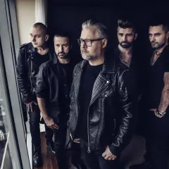 Pięciu mężczyzn w czarnych skórzanych kurtkach, jakby gotowi do wykonania kolejnych utworów Artura Gadowskiego.