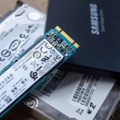 Ein M.2 SSD und zwei Festplatten liegen nebeneinander. Die SSD zeigt den smart status, der für eine schnelle Datenübertragung steht.