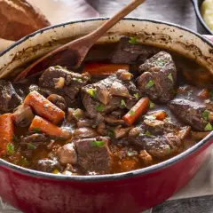 Un saporito spezzatino di manzo con carote e funghi, pronto per essere gustato con pane fresco e purè.
