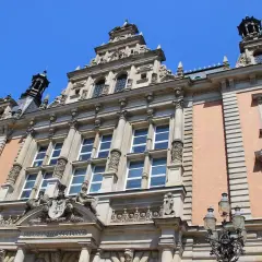 Sąd, gdzie co jeśli świadek nie stawił się na rozprawę. Budynek sądu z kamiennymi zdobieniami i ceglaną fasadą.