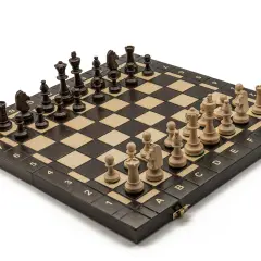 Drewniana szachownica z figurami, gotowa do partii. Ta gra, pełna strategii, ma bogatą szachy historia.