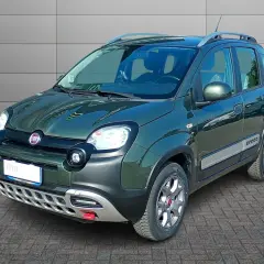 Fiat Panda Cross Diesel verde, pronta per ogni avventura.