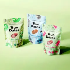 Trzy paczki True Dates: jabłkowe, lukrecjowe i arbuzowe. Naturalnie słodkie daktyle, produkowane w Danii.