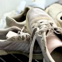 Des baskets beiges un peu usées, prêtes pour un bon nettoyage.