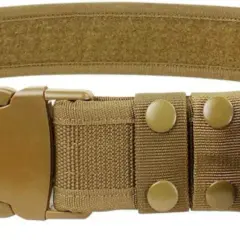 Cinturón táctico color coyote con múltiples fundas para cargadores y hebilla de liberación rápida.
