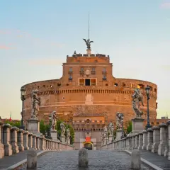 Ponte Sant'Angelo con statue di angeli e Castel Sant'Angelo sullo sfondo, un monumento la cui costruzione risale al II secolo d.C.
