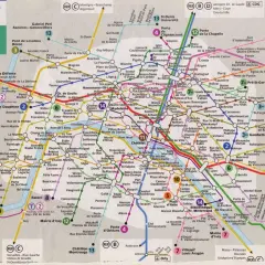 Mapa metra i RER w Paryżu z zaznaczonymi 16 liniami.