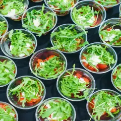 Domowy catering: Jak legalnie zacząć i zarabiać? [Poradnik]