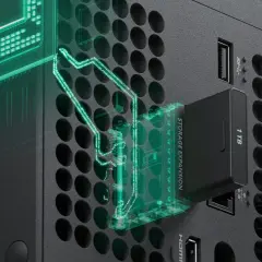 Xbox Series X Speichererweiterung: 1 TB Speicherkarte wird in die Konsole gesteckt. Mehr Platz für Spiele!